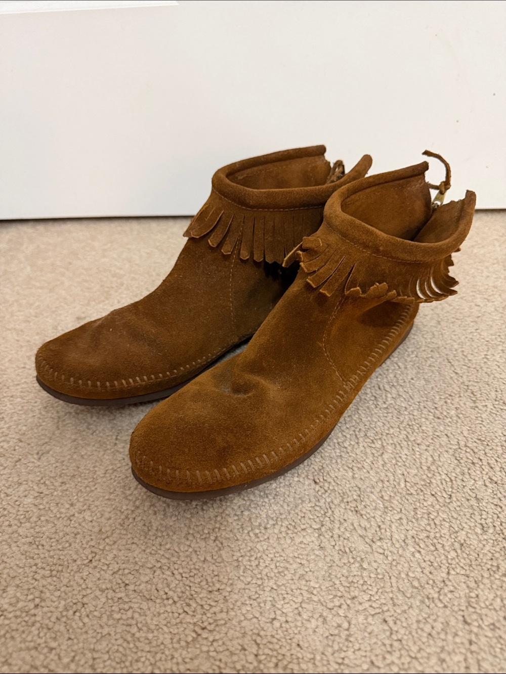 Minnetonka Fringe Suede Woman’s Moccasin Ankle Brown Boots Size 9 Hard Sole